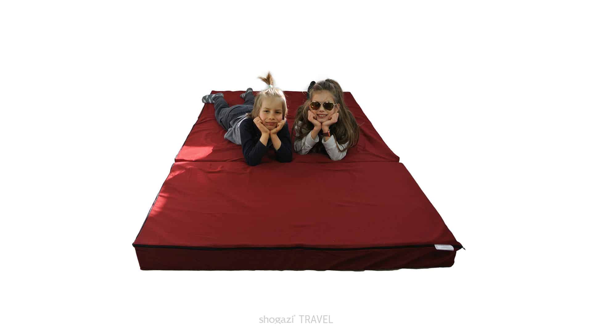 Klappmatratze TRAVEL 120x200cm Auf der ausgeklappten Klappmatratze TRAVEL liegen zwei Kinder